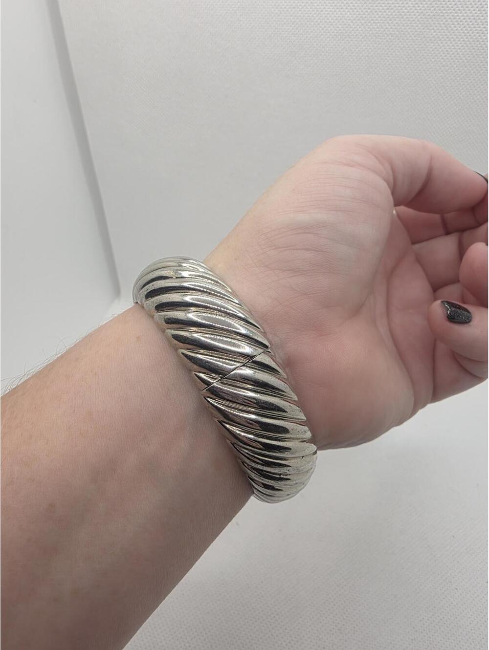 1990s Vintage Silver-Tone Ribbed Hinged Bangle Southwestern Bracelet - Picture 2 of 4